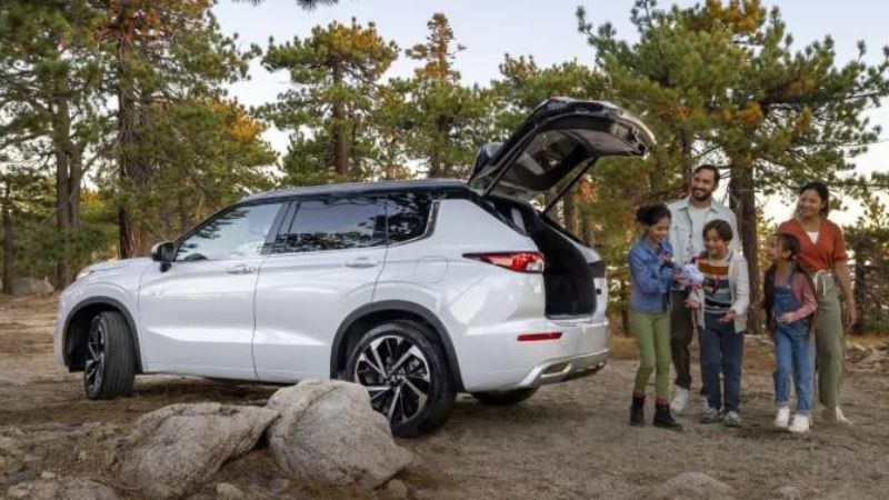 Mitsubishi Outlander PHEV 2024: Una camioneta diseñada para conducirse en cualquier terrero