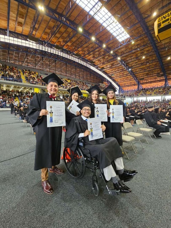 Alejandro Osorto un joven que se gradúa con discapacidad