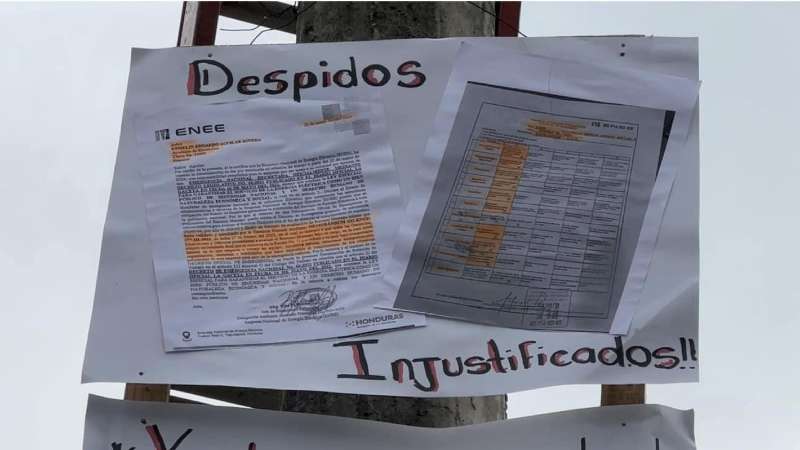 El ciudadano mostró el documento de su despido.