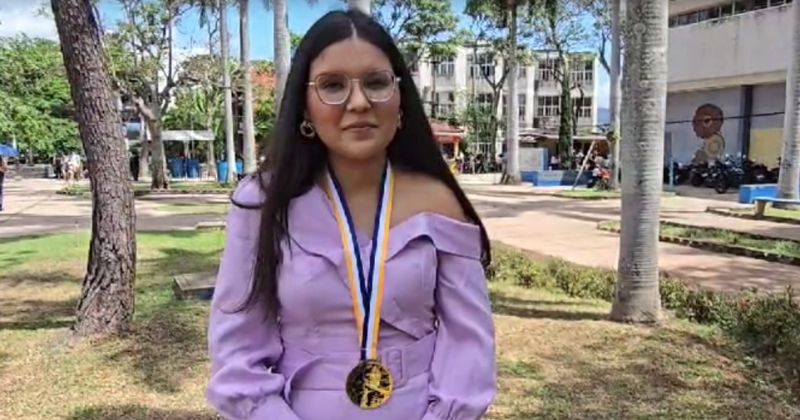 Premian a la estudiante con el índice académico más alto de la UNAH