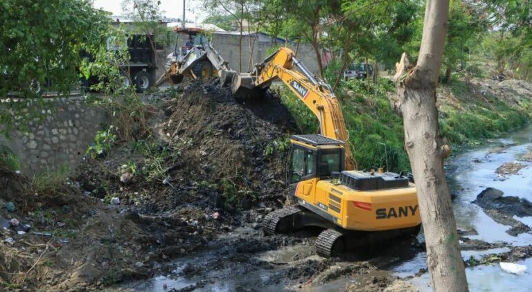 Limpian canales para prevenir inundaciones y eliminar criaderos en SPS