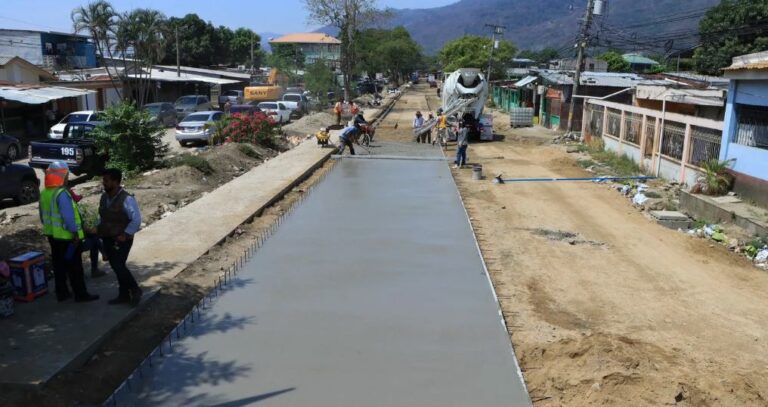 Mejoran sistema de aguas negras y avanzan pavimentación en la San José V, SPS