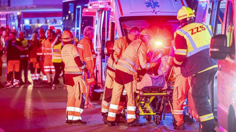 Cuatro personas murieron y decenas resultaron heridas el el accidente. (AFP).