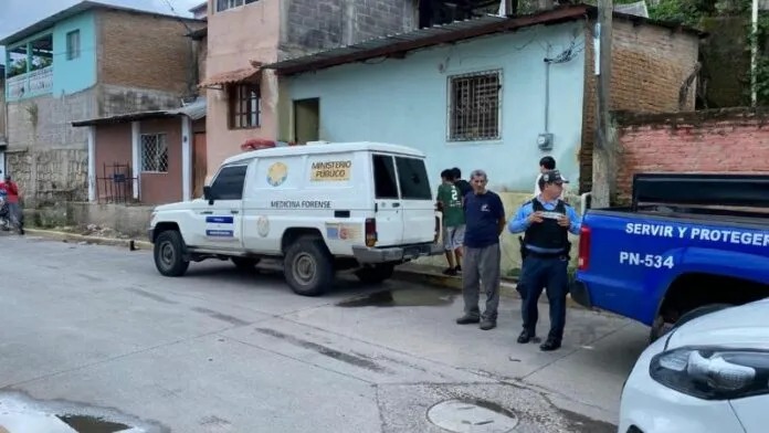 Autoridades policiales llegaron al lugar donde vivía el auxiliar. 