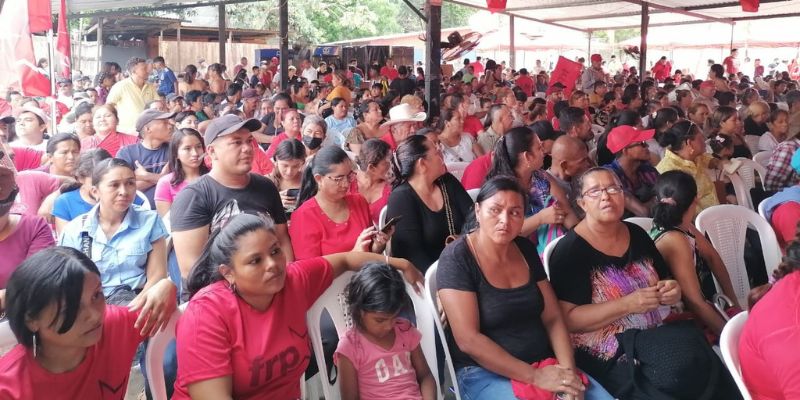 Menjivar dedica discurso a Contreras en asamblea municipal de Libre en SPS