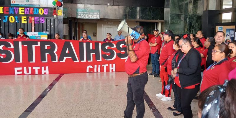 En protesta, empleados del IHSS exigen reajuste salarial