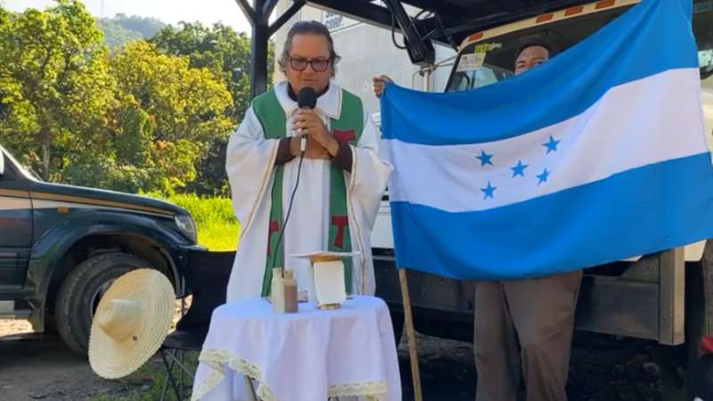 Padre dando la misa vía redes este domingo.