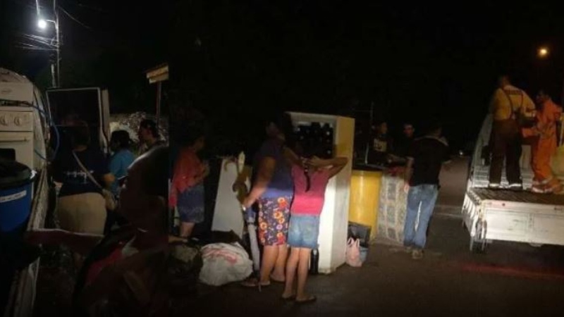 Familias enteras fueron evacuadas llevando sus pertenencias a los distintos albergues en Villanueva, Cortés.