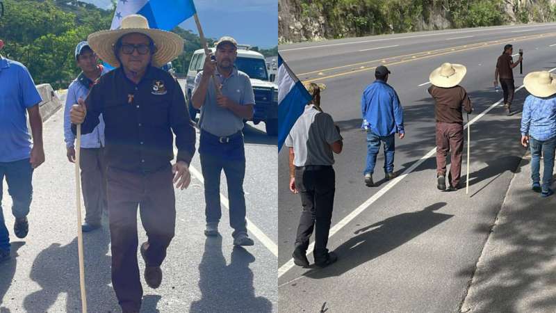 El padre sigue avanzando en su caminata.