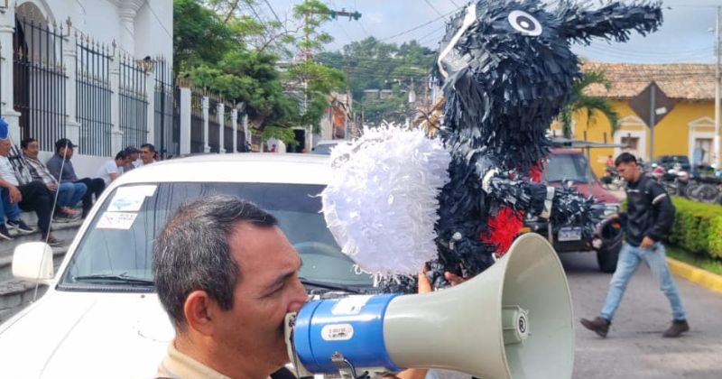 Hombre emprende peculiar campaña contra el dengue en Santa Bárbara