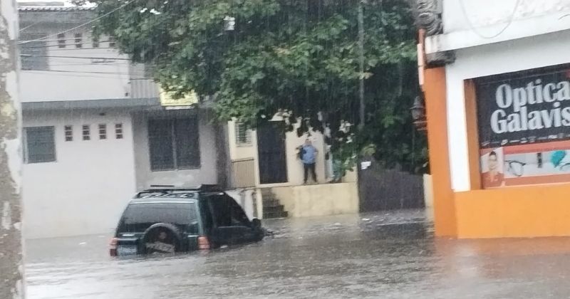 Intensas lluvias provocan inundaciones en San Salvador