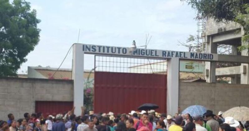 Intervienen tres centros educativos exigiendo la Semana del Estudiante