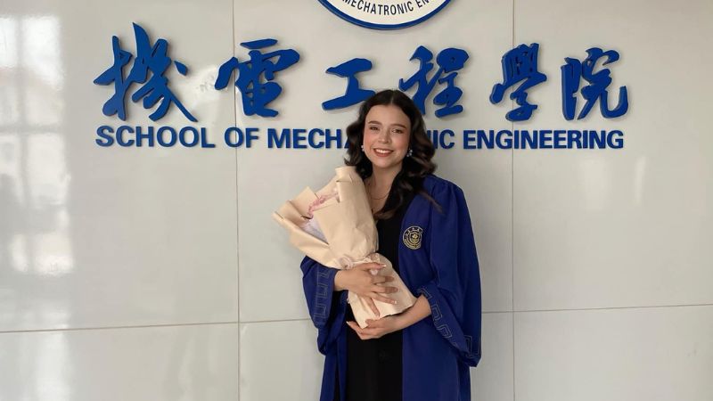 Hondureña se gradúa de universidad en China