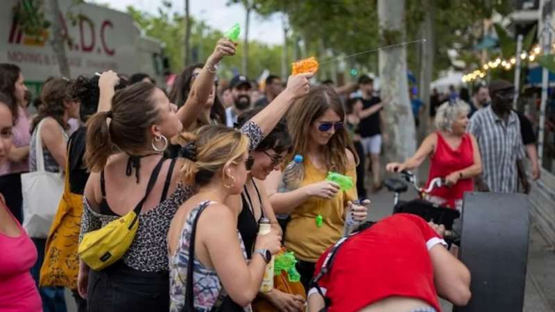 Protestantes lanzando agua a turistas.