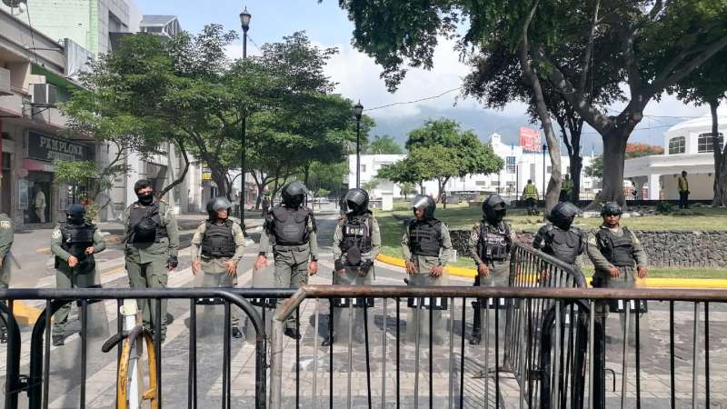 Policías resguardan el parque.