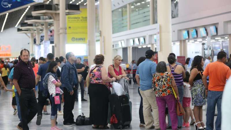 Viajeros salen y entran todos los días del aeropuerto.