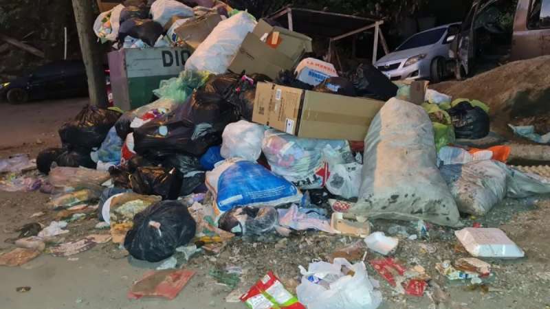 En la ciudad hay lugares establecidos para colocar la basura.