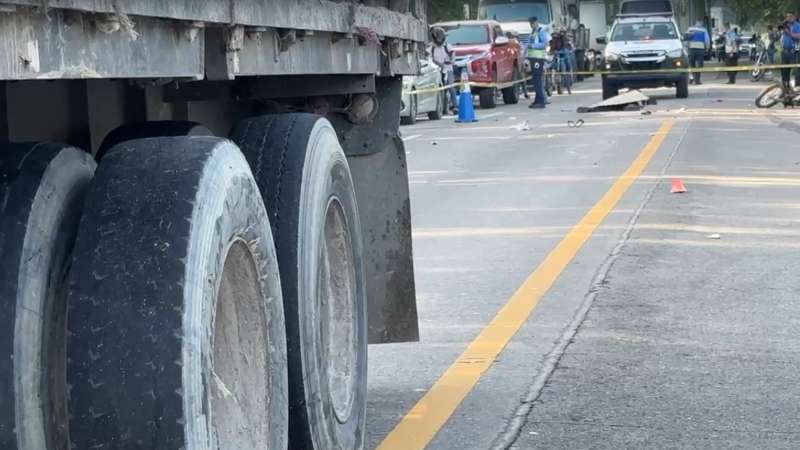 El pesado automotor habría arrastrado el cuerpo del hondureño.