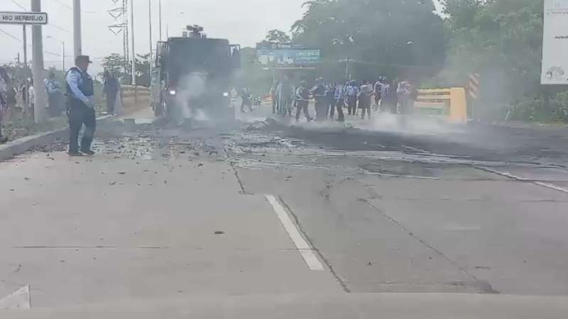 Los policías quitaron los objetos para que pasaran los vehículos.