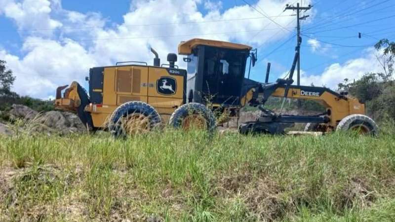 Una motoniveladora suele utilizarse para la construcción de carreteras, la nivelación de terrenos agrícolas, la construcción de canales y taludes de tierra y, en general, la limpieza de terrenos y suelos.